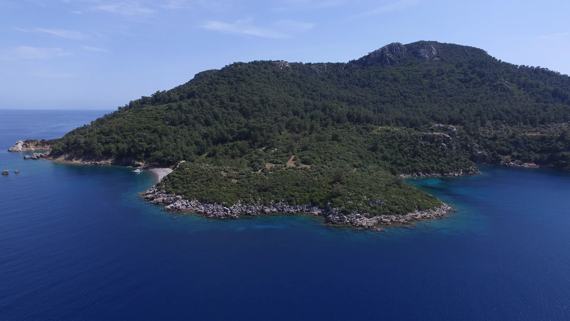 Marmaris kıyısındaki doğal yarımadanın havadan görünümü